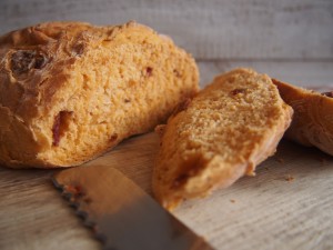 duona su saulėje džiovintais pomidorais